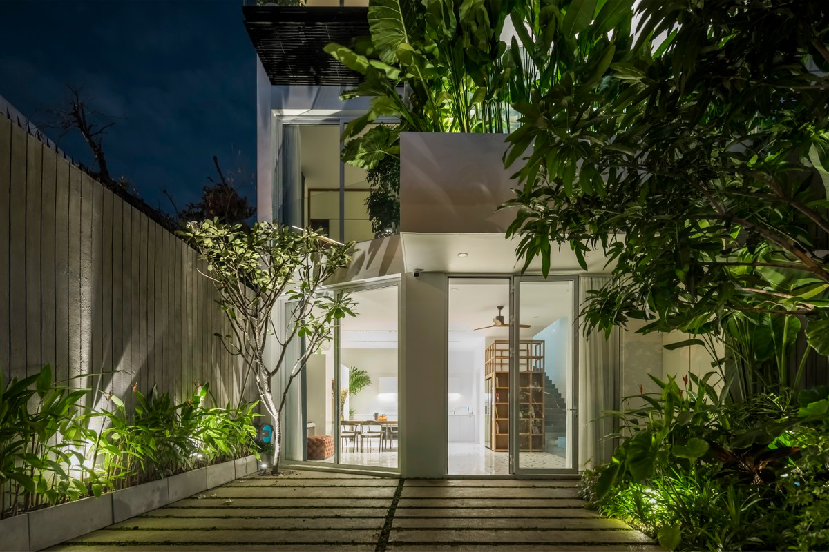 Sân nhà còn là những mảng tường trồng đủ loại cây xanh mướt giúp mang tính thẩm mỹ cao.