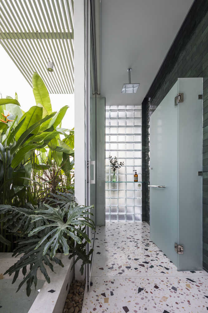 Trước khu vực bồn tắm trồng nhiều cây xanh chuối cao để đảm bảo riêng tư, cũng như mang hơi thở của thiên nhiên.