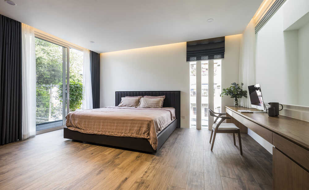 Chiếm trọn không gian tầng 2 là phòng ngủ master rộng hơn 26m2 với điểm nhấn là cửa sổ giếng trời chiếm trọn tầm nhìn xanh mướt.