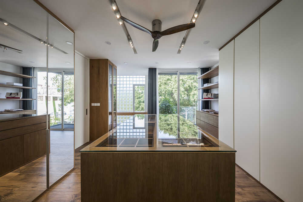 Tầng ba của căn nhà là khu vực để trưng bày các bộ sưu tập cá nhân như quần áo, các loại túi xách, sách, đồ trang sức...