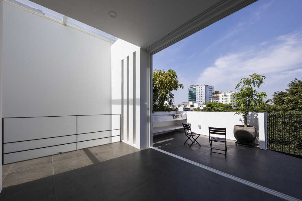 Trên tầng thượng được tận dụng làm khu vực kho chứa đồ và chừa một khoảng không gian rộng mát ngoài trời để gia đình thư giãn.