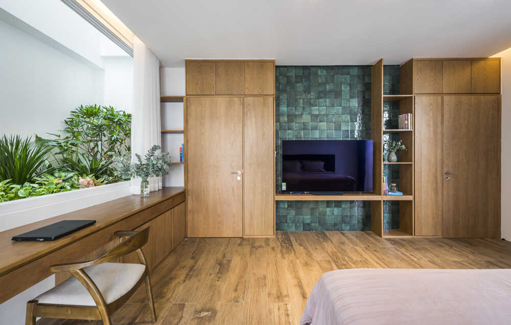 Hai cửa ra vào phòng được thiết kế giống như hai chiếc tủ quần áo chạm nóc.