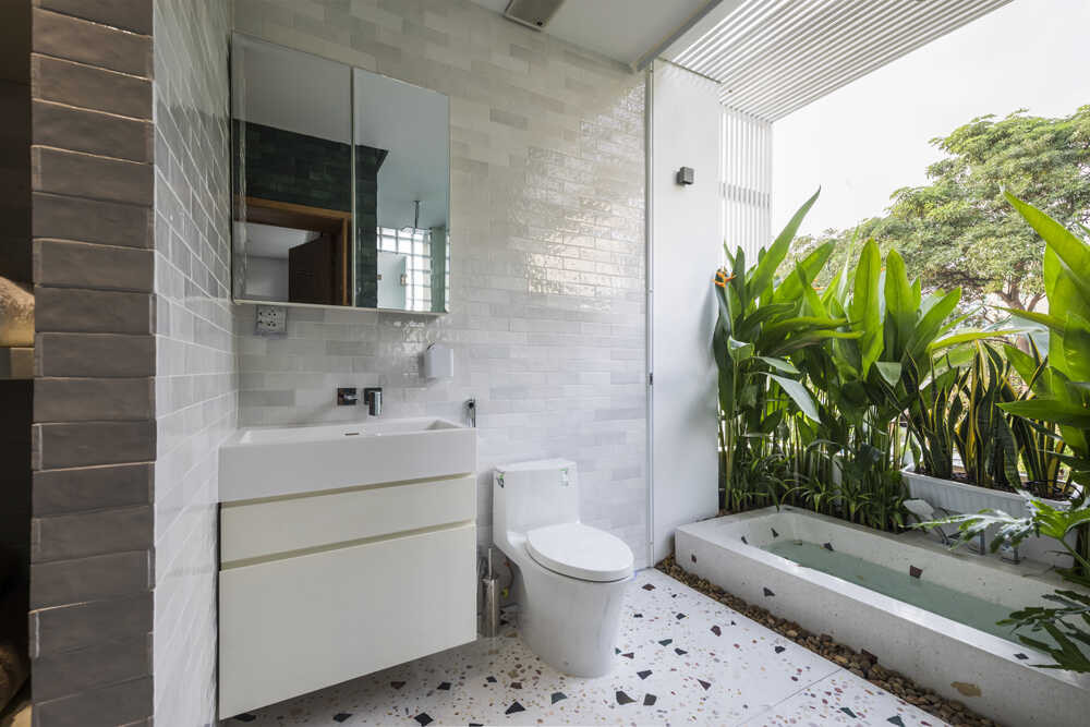 Điểm độc đáo trong ngôi nhà 4 tầng là bồn tắm tại khu vực ban công, lấy toàn bộ ánh sáng tự nhiên.