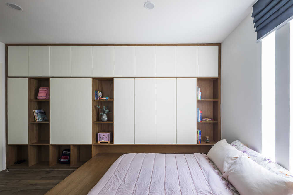 Tầng 1 gồm 2 phòng ngủ nhỏ cho trẻ em. Mỗi phòng đều được bố trí giường và chiếc bàn dài phục vụ cho nhu cầu học tập.