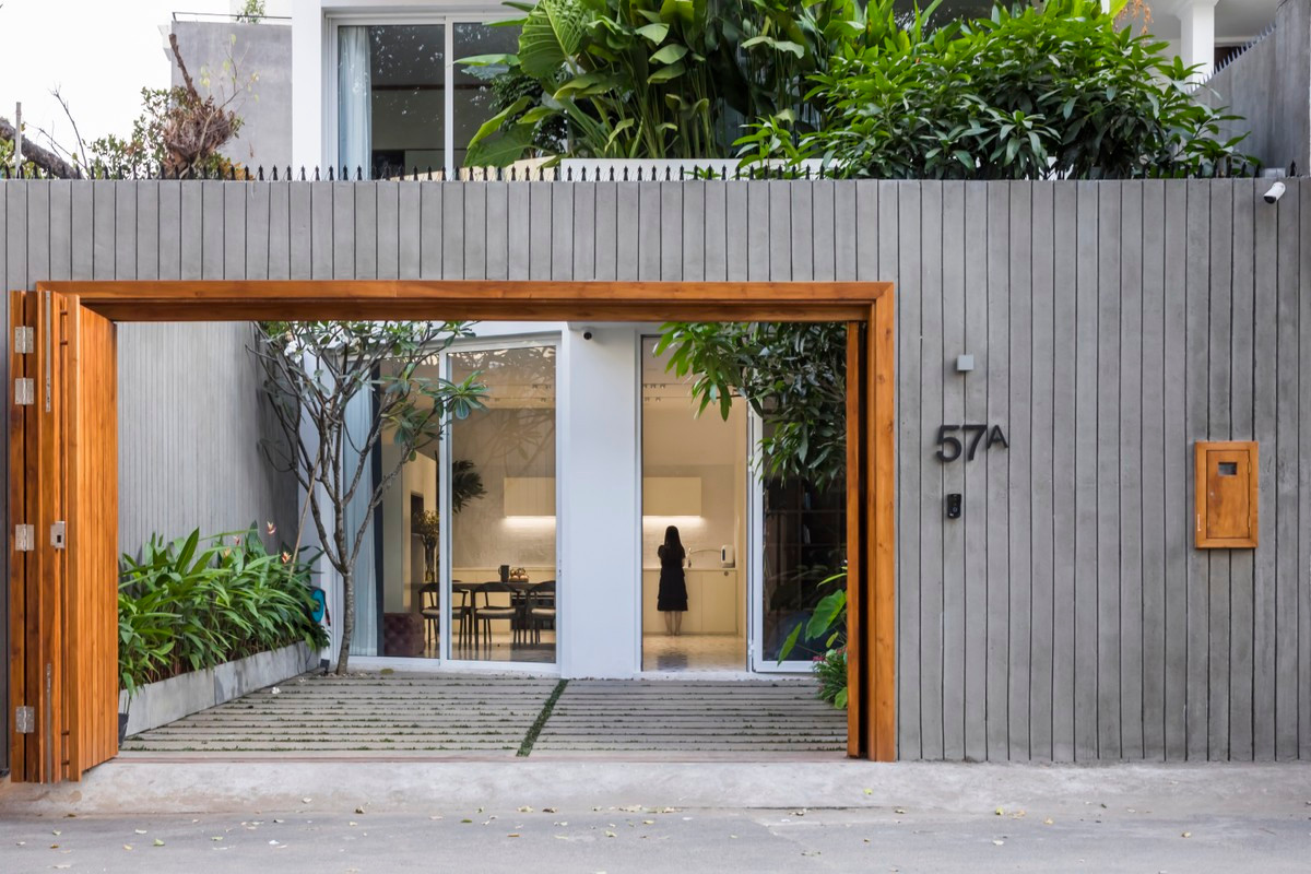 Đáp ứng mong muốn của gia chủ, kiến trúc sư chừa một khoảng sân tương đối rộng từ cổng chính vào nhà làm khu vực để xe.