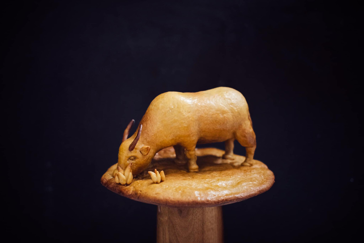 Chị Dương sử dụng kỹ thuật nặn trước đây để tạo hình và lắp ghép. Trong ảnh là bánh Trung thu trâu đồng.