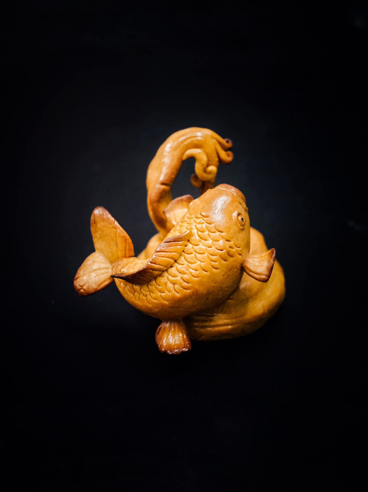 Những năm trước, những chiếc bánh Trung thu vẽ tranh phong cảnh, tranh Đông Hồ, tranh dân gian khác… của chị từng gây sốt trên thị trường. Năm nay, chị Dương tiếp tục ra mắt loại bánh Trung thu mang dáng vẻ của điêu khắc gỗ.