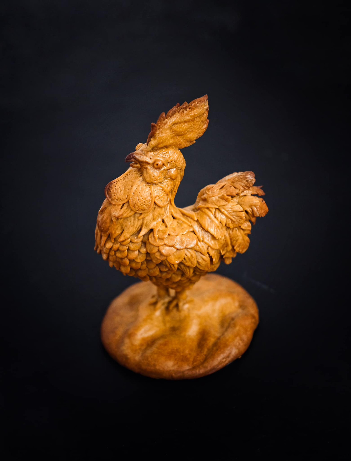 Ban đầu, chị thử sức những sản phẩm đơn giản như ngôi nhà tranh, giếng nước... thì chỉ mất khoảng 30 phút tạo hình.