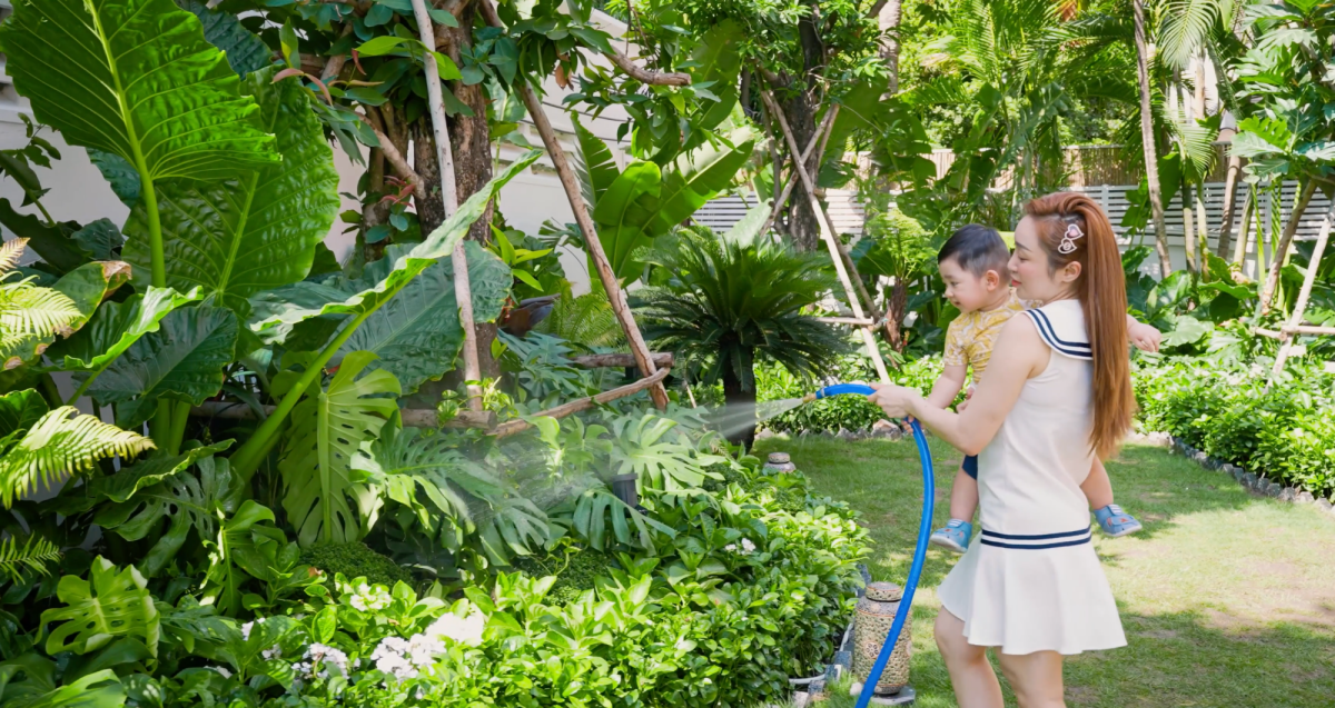 Thường buổi sáng sau khi con ăn xong, hai mẹ Lý Thùy Trang sẽ cùng nhau ra vườn để tưới cây.