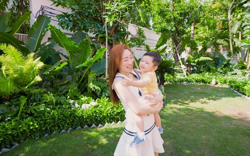 Các loại cây trong vườn vừa tạo bóng mát vừa tăng độ tươi xanh cho căn nhà.