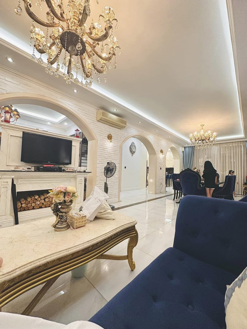 Di Băng còn gửi gắm biệt thự bạc tỷ cho Thiên Kim làm nơi ở sau khi cưới, nhờ vợ chồng cô trông coi nhà cửa giúp.