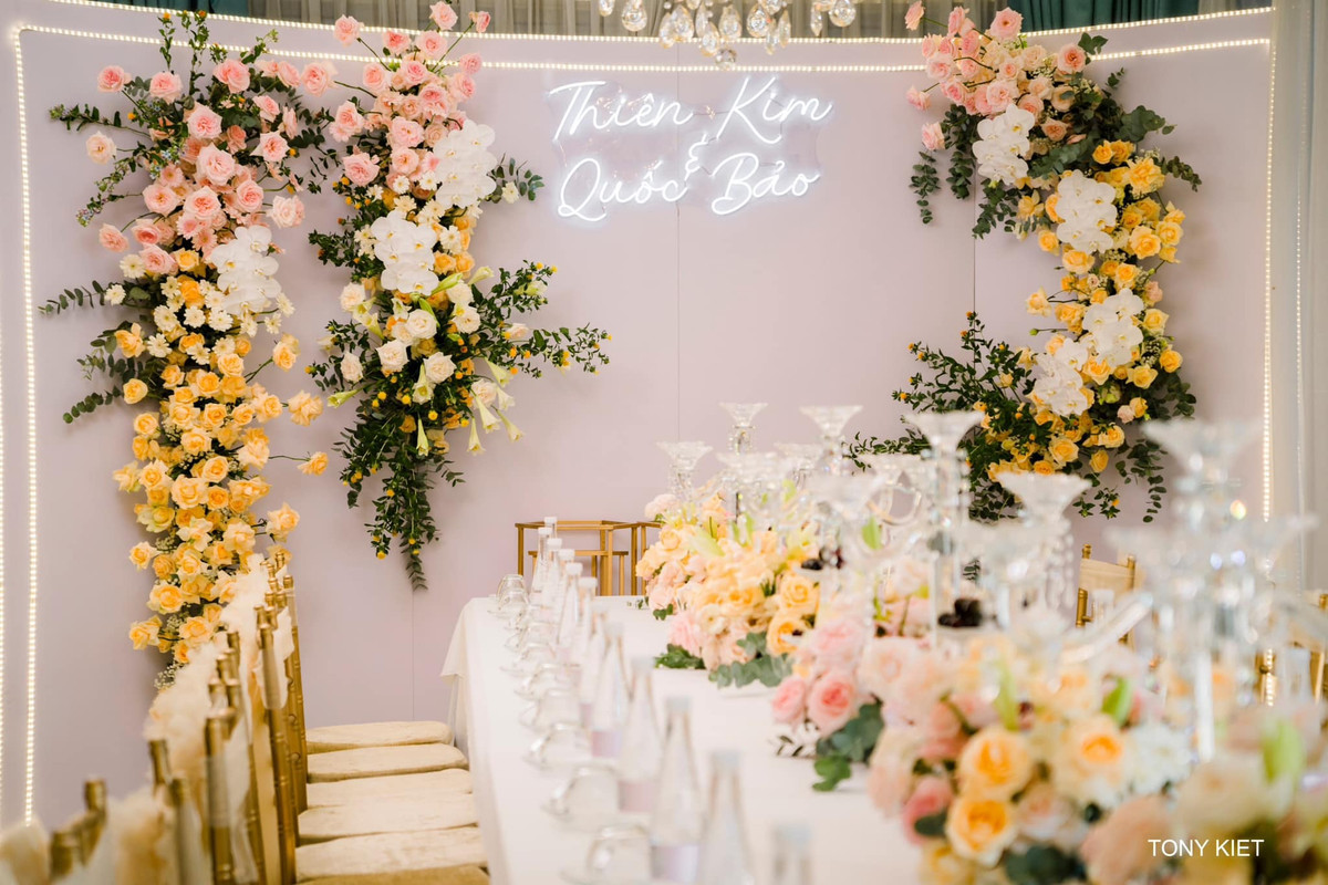 Những bông hoa màu hồng, vàng pastel nhẹ nhàng được trang trí đẹp mắt từ cổng tới bàn tiệc, trông vô cùng ngọt ngào, sang trọng.
