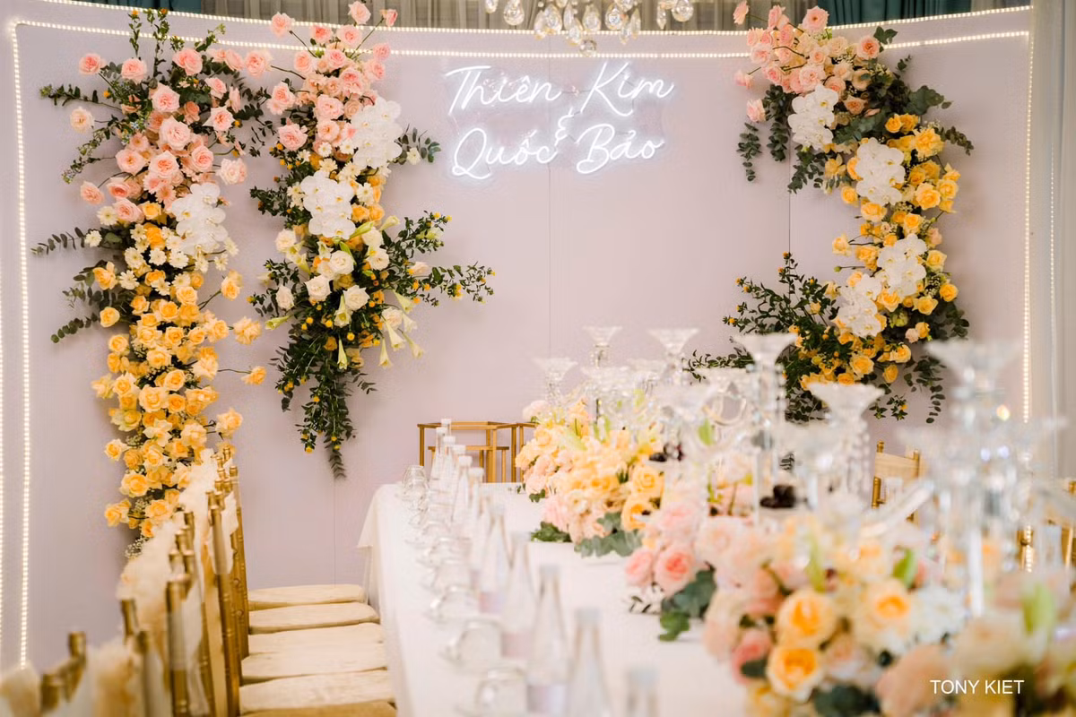 Những bông hoa màu hồng, vàng pastel nhẹ nhàng được trang trí đẹp mắt từ cổng tới bàn tiệc, trông vô cùng ngọt ngào, sang trọng.