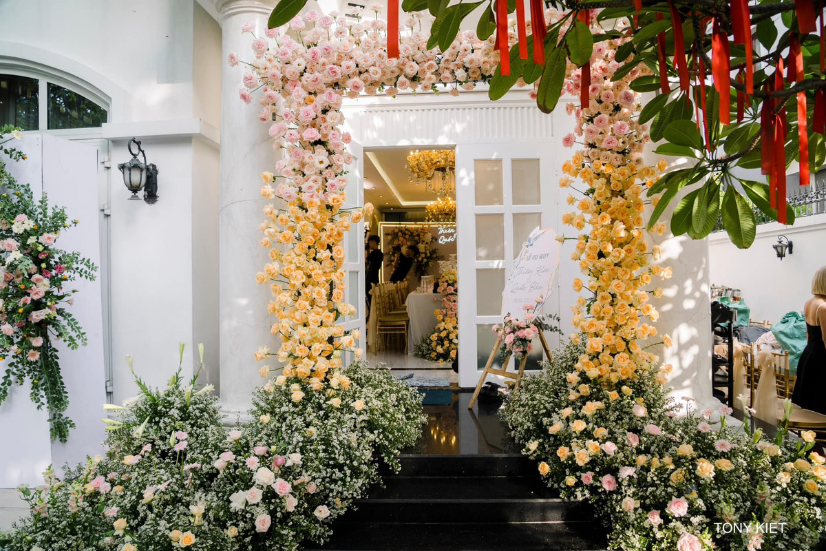 Căn biệt thự được phủ đầy hoa tươi.