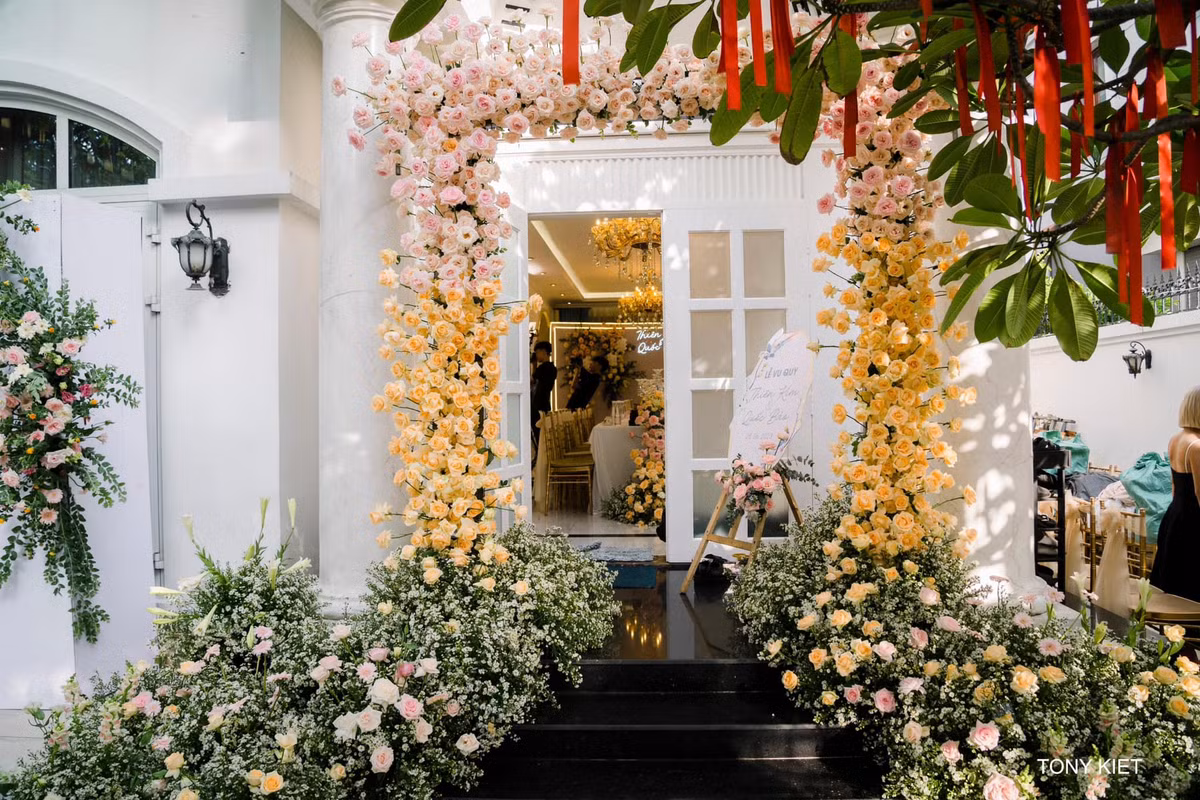 Căn biệt thự được phủ đầy hoa tươi.