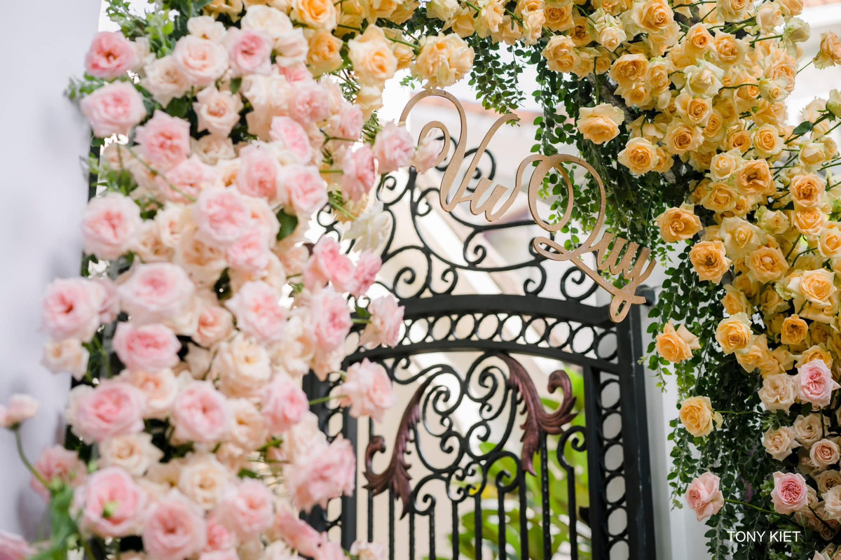 Những hình ảnh trang trí hoa tươi tại biệt thự trắng được Đoàn Di Băng cập nhật trên trang cá nhân.