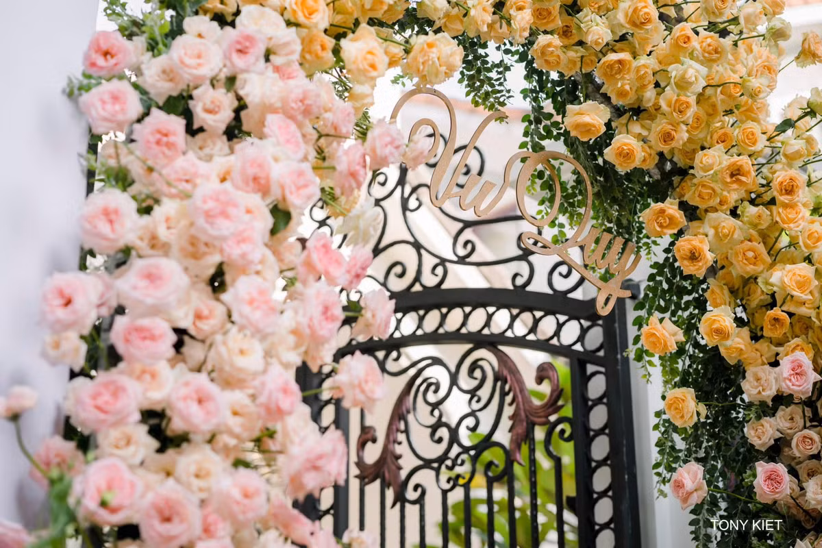 Những hình ảnh trang trí hoa tươi tại biệt thự trắng được Đoàn Di Băng cập nhật trên trang cá nhân.