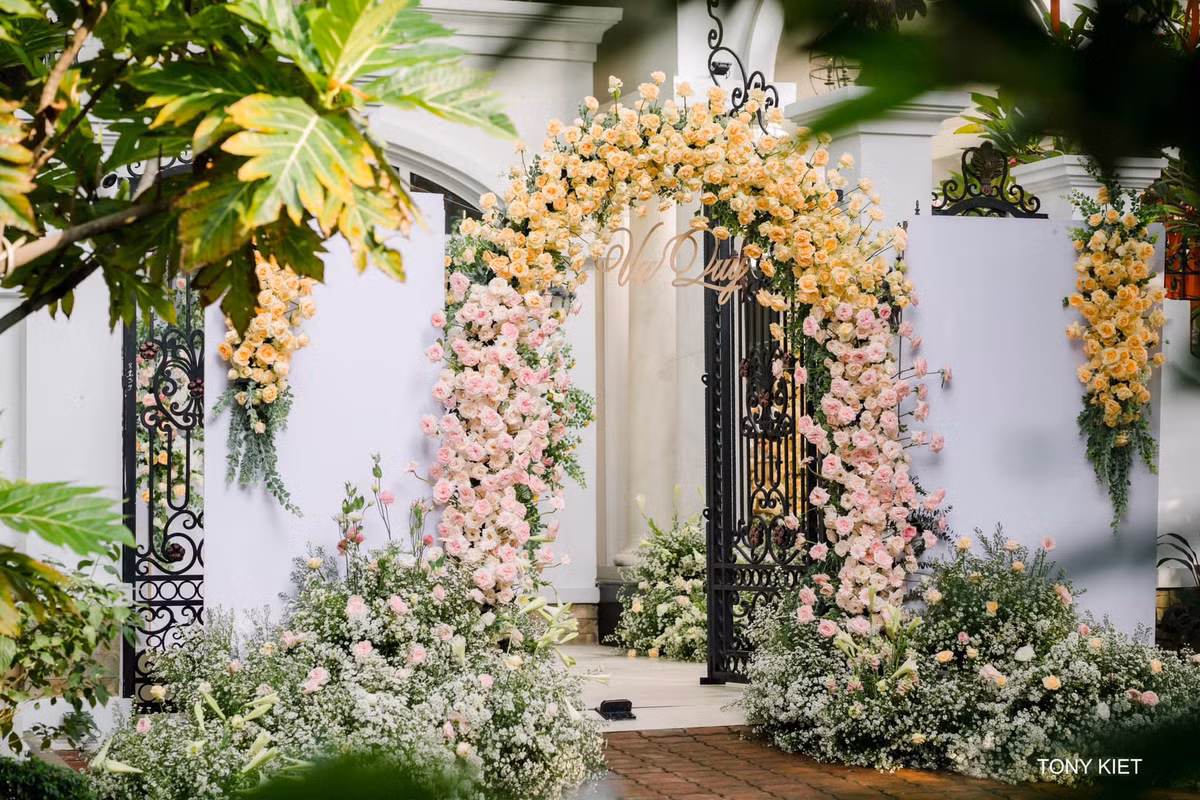 Không gian lễ cưới xa hoa, hoành tráng khiến nhiều cư dân mạng trầm trồ, ngạc nhiên.