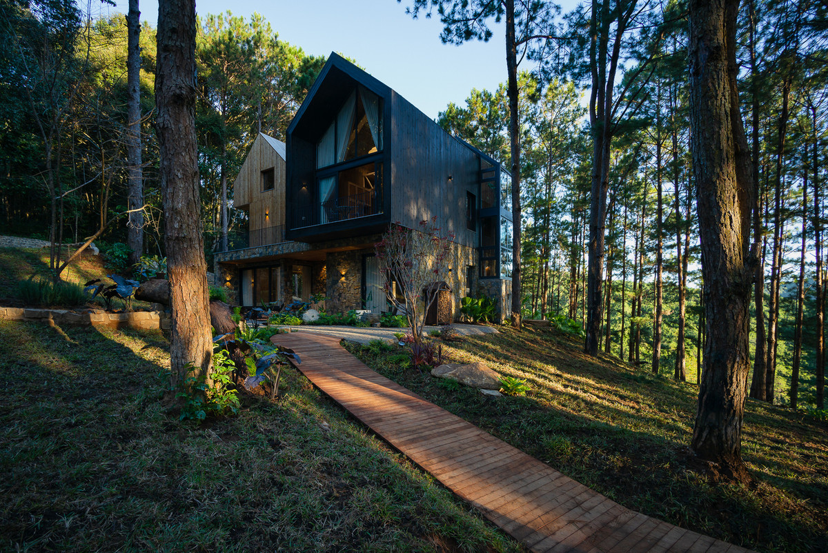 Công trình sử dụng các vật liệu bền vững nhưng vẫn mang đặc tính địa phương cao như: đá, gỗ thông, bê tông và thép để xây dựng một công trình phù hợp với bối cảnh tự nhiên.