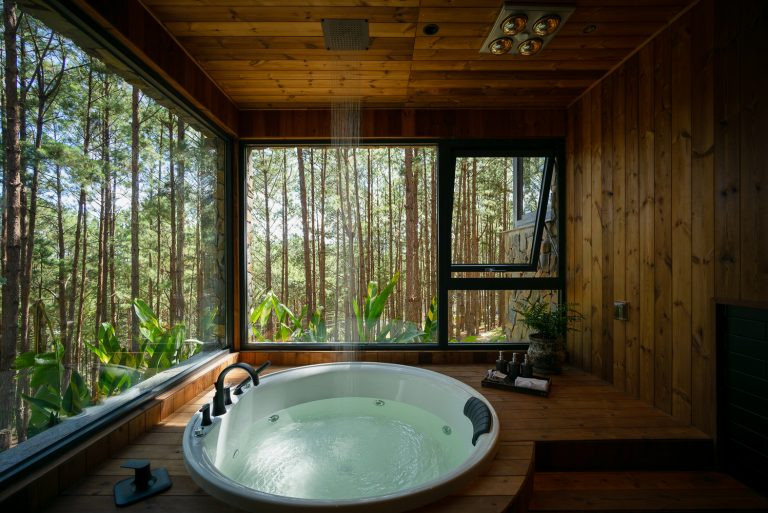 Bồn tắm bố trí cạnh cửa sổ giúp đón nhận toàn bộ ánh sáng tự nhiên. Nguồn ảnh: Quang Tran