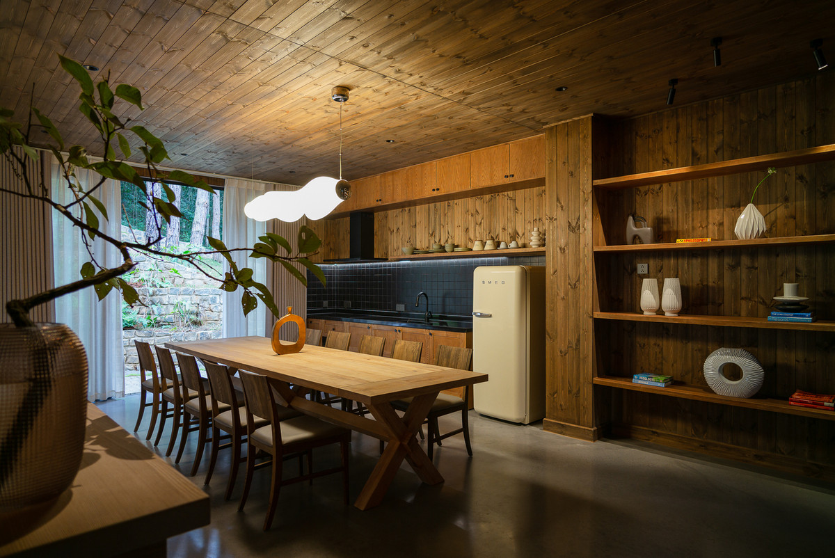 Từ trần, tường, sàn đều được ốp bằng gỗ thông biến tính.