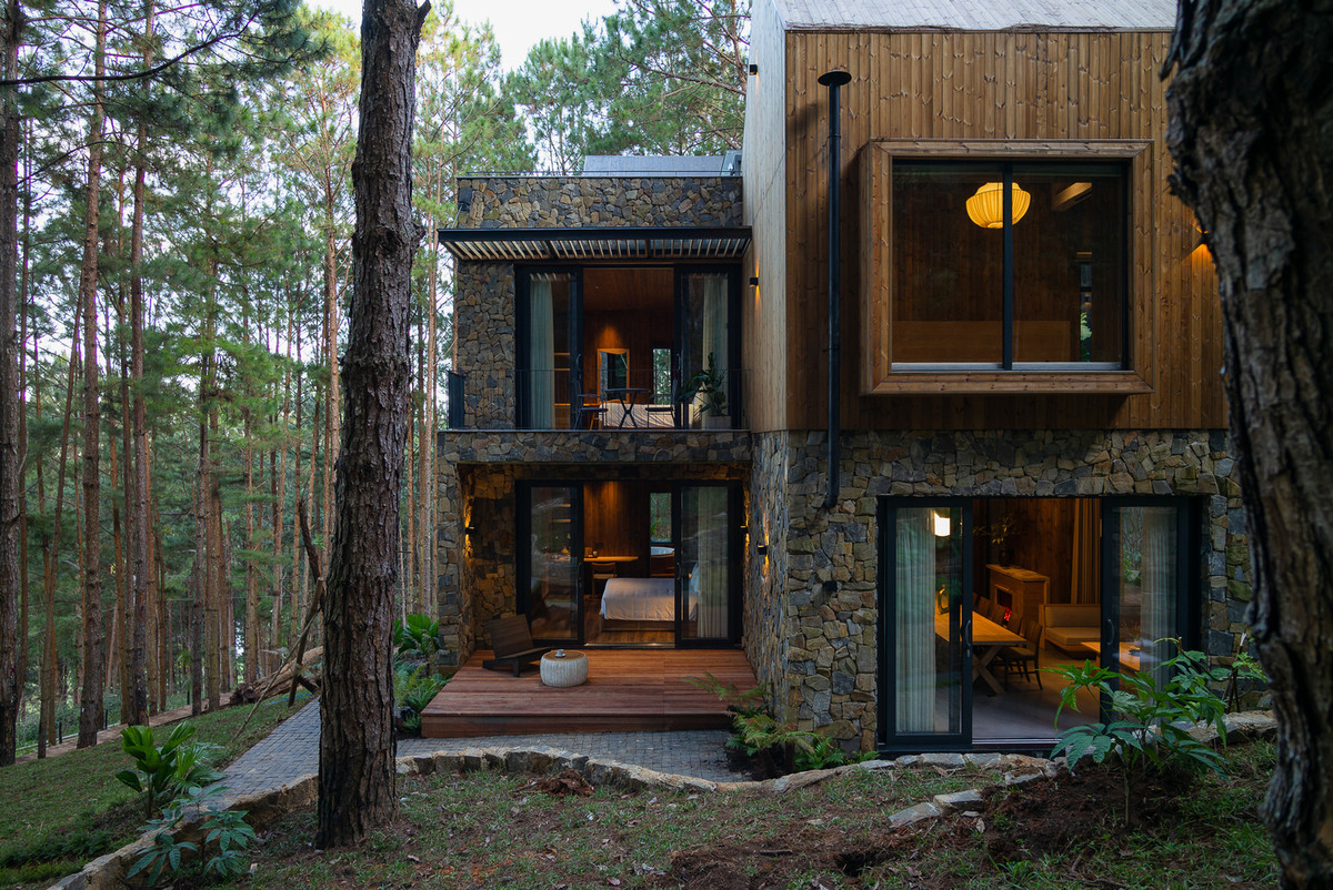 Xung quanh biệt thự là bở taluy thấp, giúp tránh mưa lớn cuốn đất đá vào nhà. Thêm nữa, kiến trúc sư sử dụng bậc thang đá tạo bờ tường tự nhiên, vừa không phá hủy thiên nhiên vốn có, vừa tránh tình trạng sạt lở.