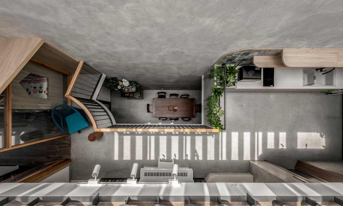 Khu vực bàn ăn nằm dưới khoảng thông tầng giếng trời, vừa kết nối 2 tầng nhà, vừa tận dụng ánh sáng tự nhiên.