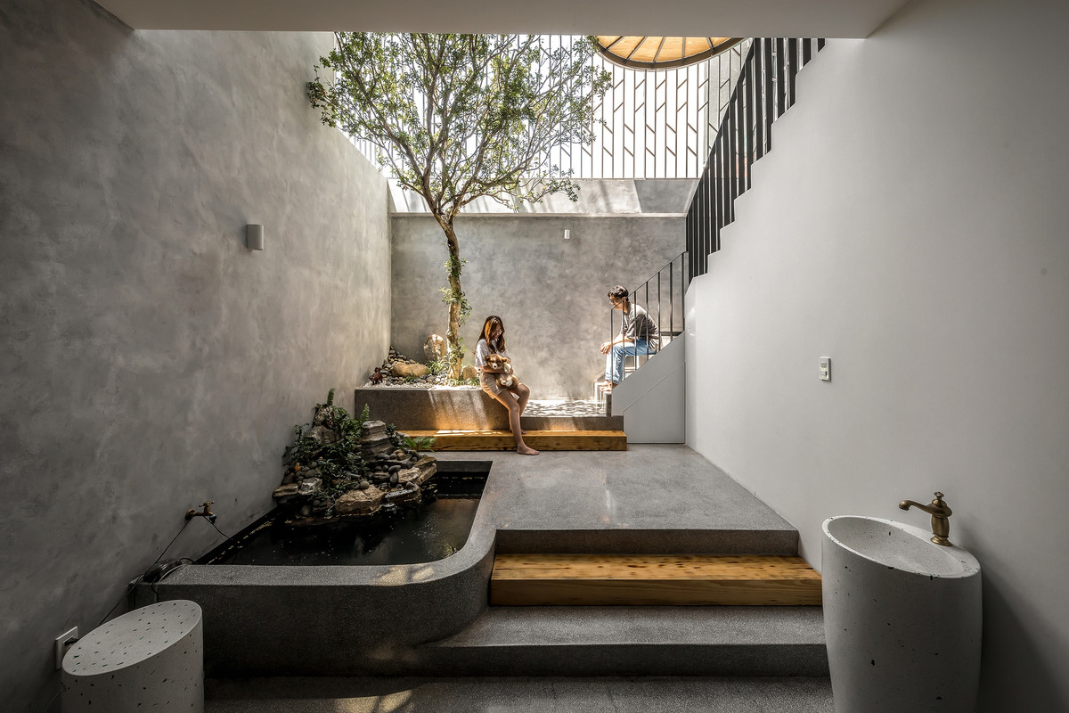 Cùng với đó, kiến trúc sư đưa ra giải pháp chia cầu thang bộ ra hai phần, trong đó phần một nằm ở cuối nhà, dành tối đa diện tích cho garage để xe tại tầng một và văn phòng cho thuê tại tầng hai.