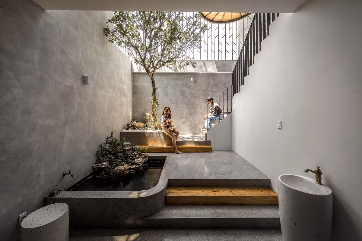 Cùng với đó, kiến trúc sư đưa ra giải pháp chia cầu thang bộ ra hai phần, trong đó phần một nằm ở cuối nhà, dành tối đa diện tích cho garage để xe tại tầng một và văn phòng cho thuê tại tầng hai.