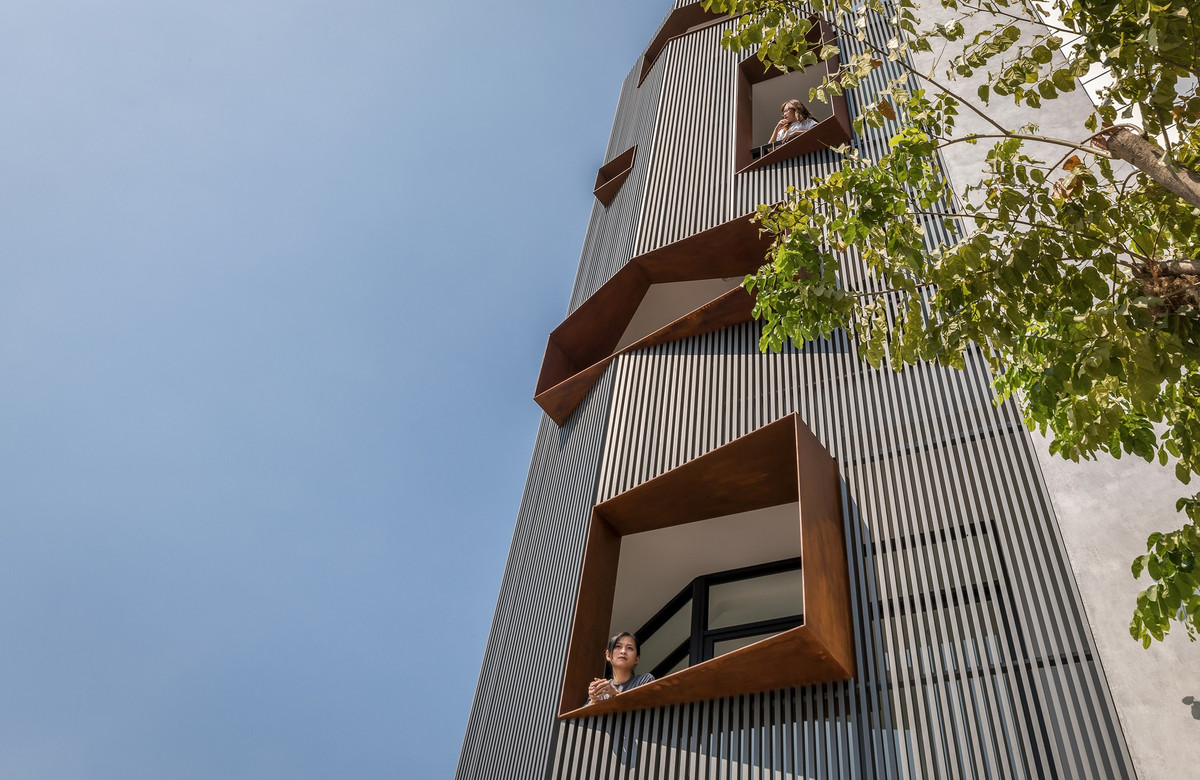 Toạ lạc tại quận 2 (TP HCM), ngôi nhà có tổng chi phí đầu tư 4 tỷ được xây trên diện tích 108m2, vừa làm nhà ở cho gia đình lớn, vừa làm không gian văn phòng cho thuê.