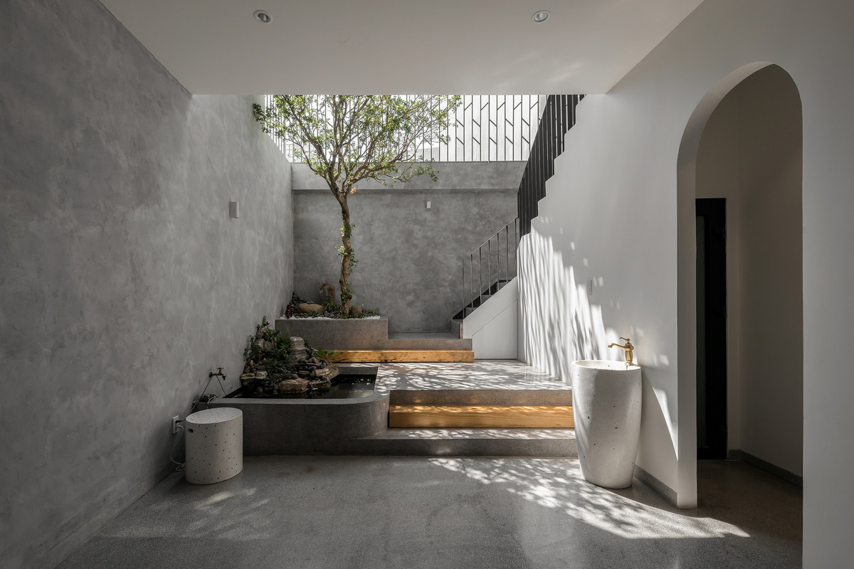 Nhiệm vụ của kiến trúc sư là tìm ra giải pháp vừa đáp ứng được nhu cầu công năng sử dụng cho chủ nhà, đồng thời có một không gian sống thoáng đãng với nhiều ánh sáng, gió tự nhiên.