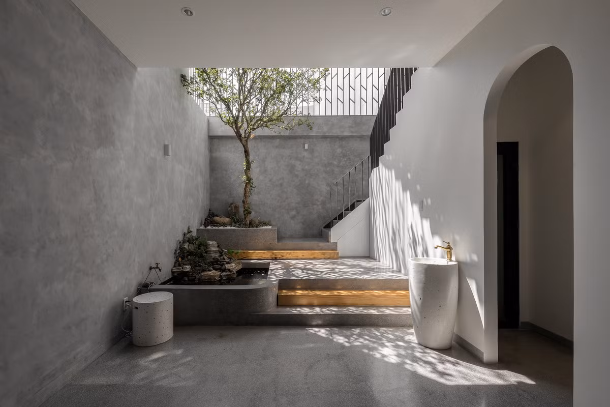 Nhiệm vụ của kiến trúc sư là tìm ra giải pháp vừa đáp ứng được nhu cầu công năng sử dụng cho chủ nhà, đồng thời có một không gian sống thoáng đãng với nhiều ánh sáng, gió tự nhiên.