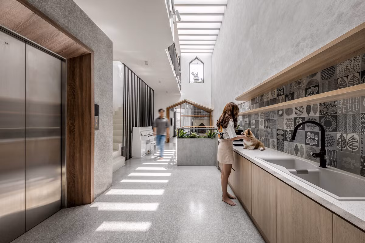 Tầng 4 kết hợp sân thượng được thiết kế như một căn duplex với đầy đủ tiện nghi.