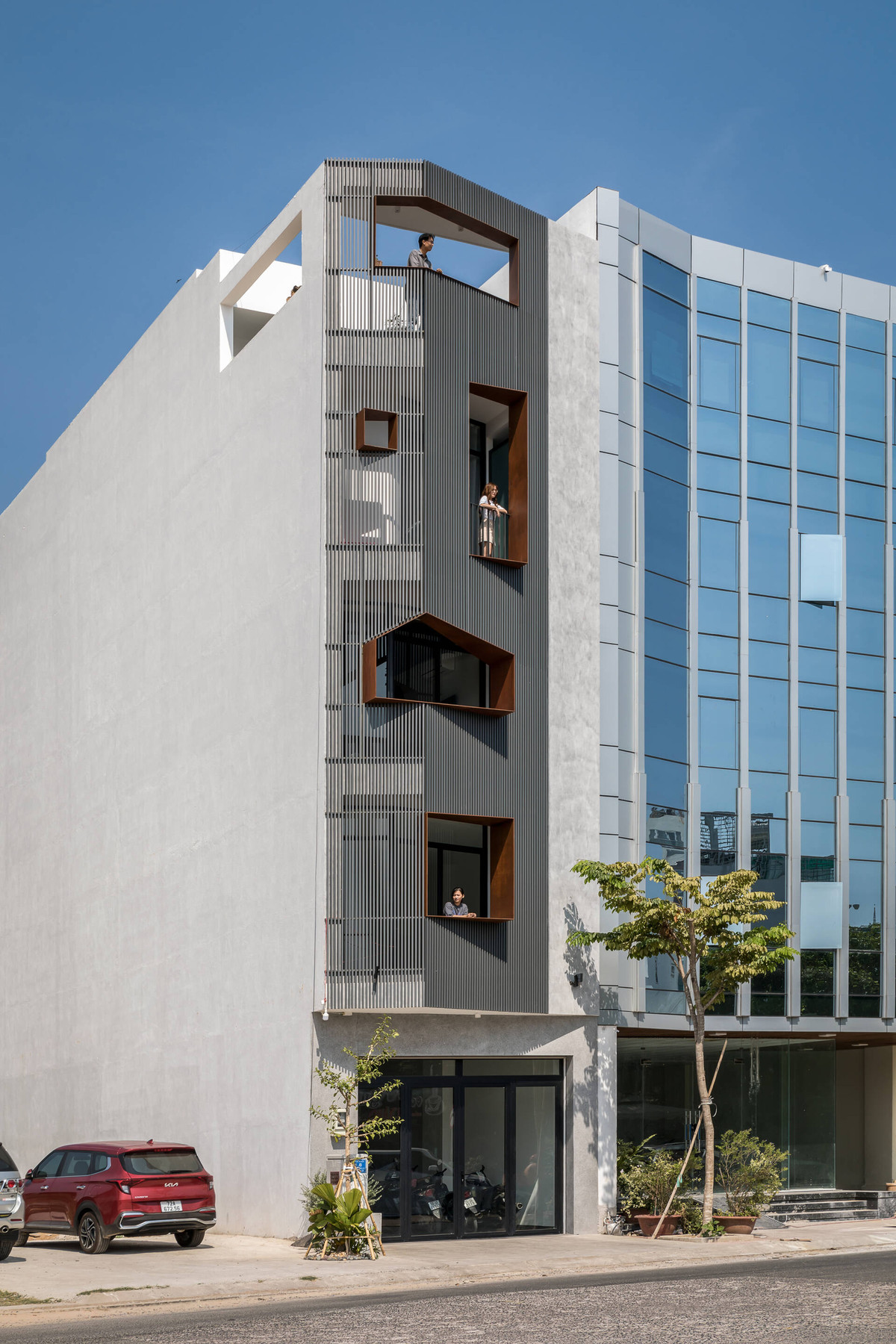 Để giảm bớt nắng, bụi và tiếng ồn, kiến trúc sư chọn giải pháp hệ lam ngoài mặt tiền.