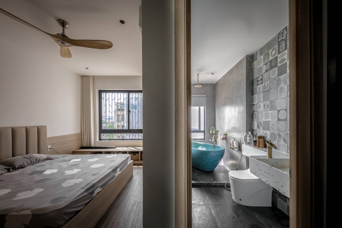 Phòng ngủ master hiện đại có cả nhà vệ sinh khép kín.