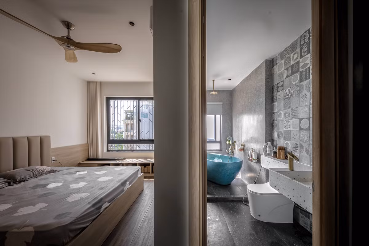 Phòng ngủ master hiện đại có cả nhà vệ sinh khép kín.
