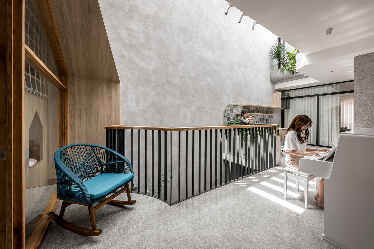 Mong muốn của gia chủ là một căn nhà phố để được 2 chiếc ô tô và nhiều xe máy, có không gian làm văn phòng cho thuê, và không gian cho gia đình lớn gồm ông bà, và gia đình nhỏ vợ chồng với 3 con nhỏ.