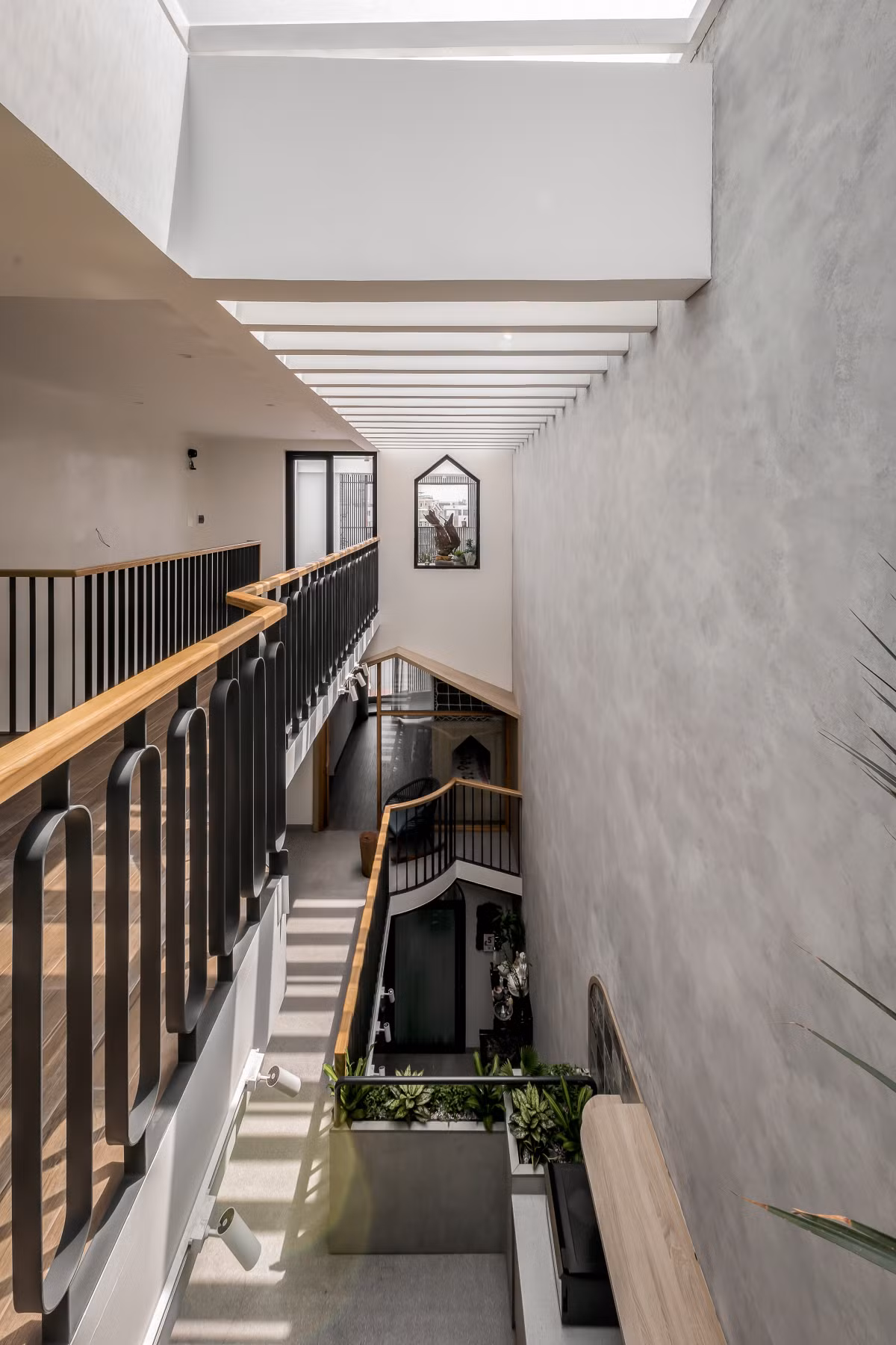 Khoảng thông tầng cũng là giếng trời thứ hai lấy ánh sáng tự nhiên.