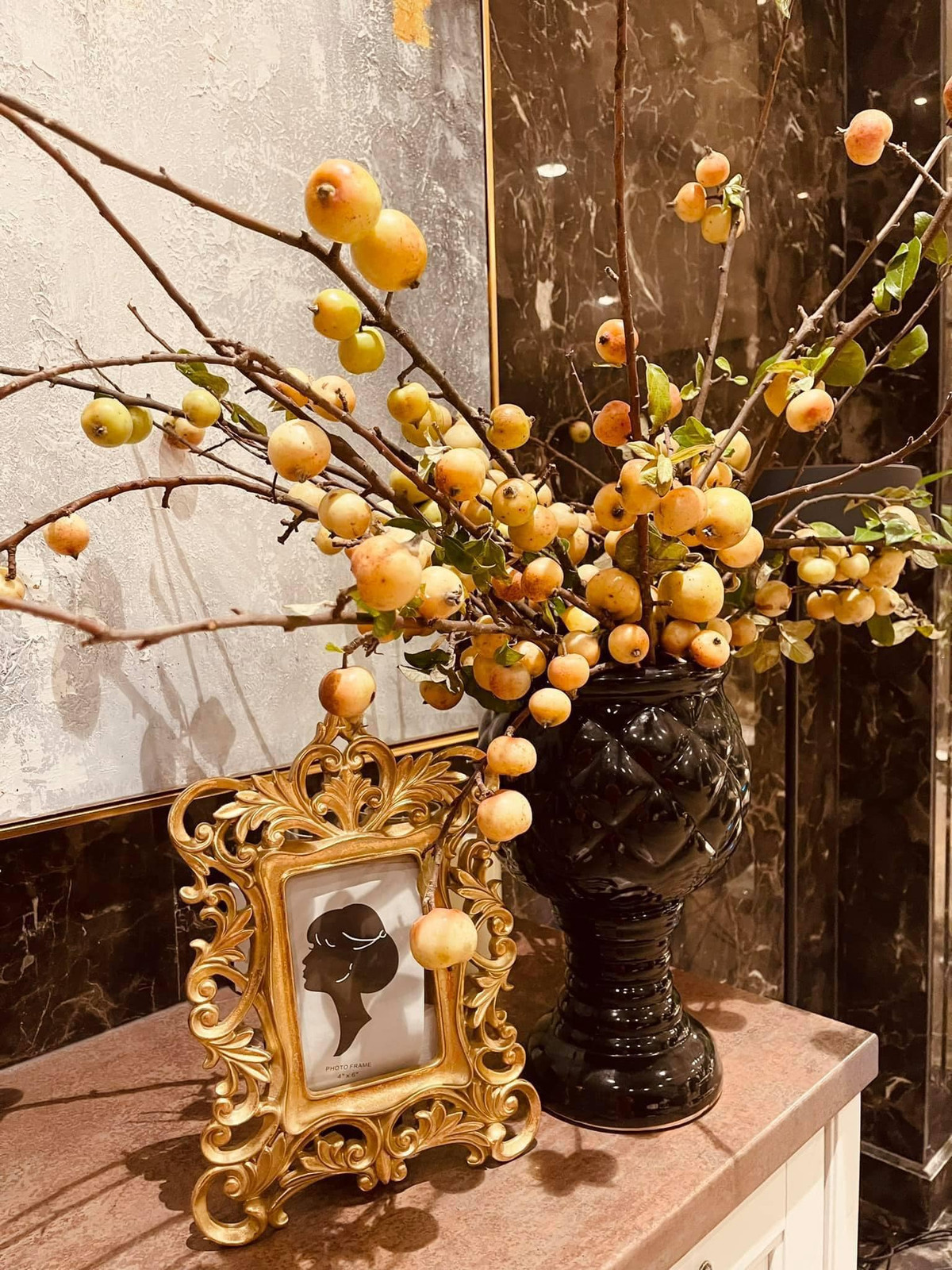 Qua hình ảnh, có thể thấy, phòng khách của vợ chồng Lã Thanh Huyền toàn nội thất xa hoa bạc tỷ.