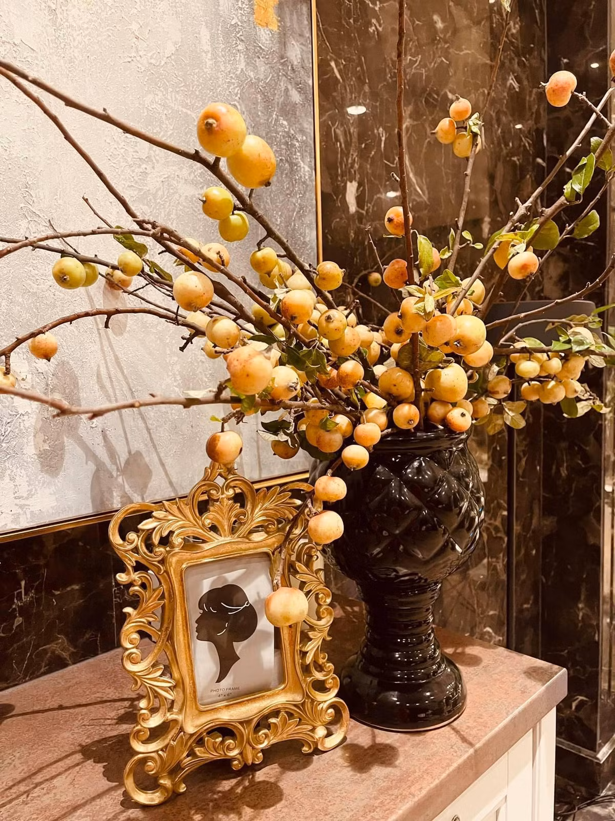 Qua hình ảnh, có thể thấy, phòng khách của vợ chồng Lã Thanh Huyền toàn nội thất xa hoa bạc tỷ.