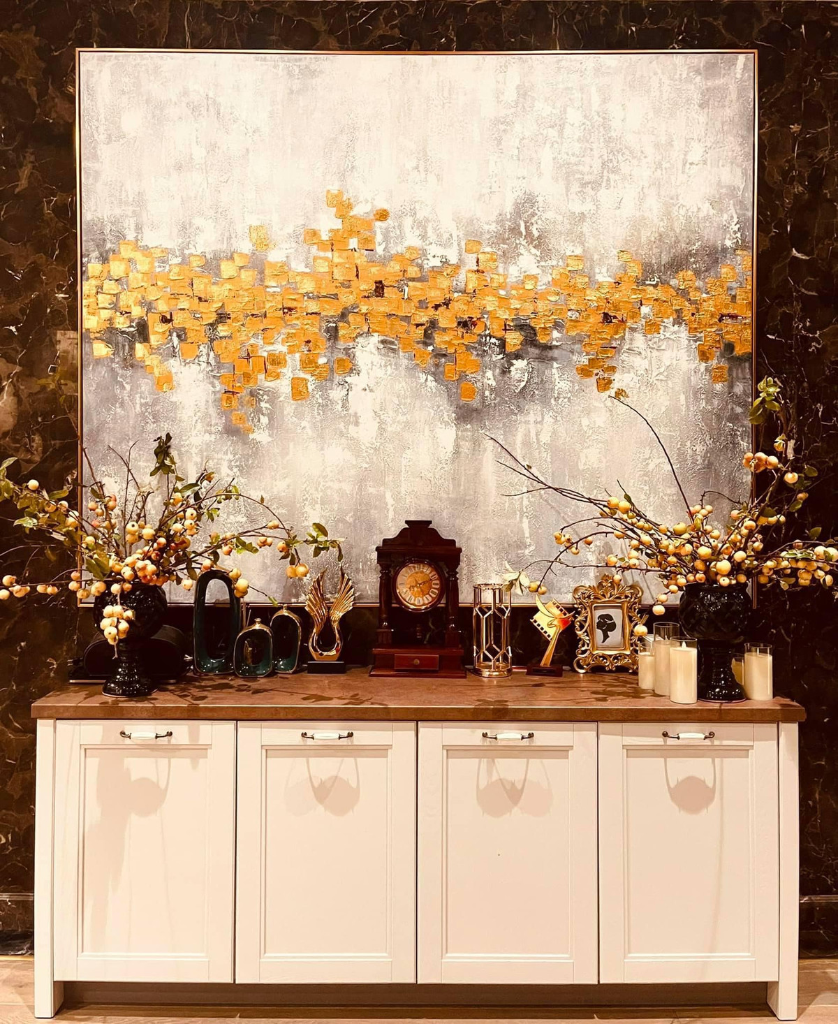 Mùa Trung thu năm nay, Lã Thanh Huyền trang trí phòng khách bằng cách cắm hai bình quả.