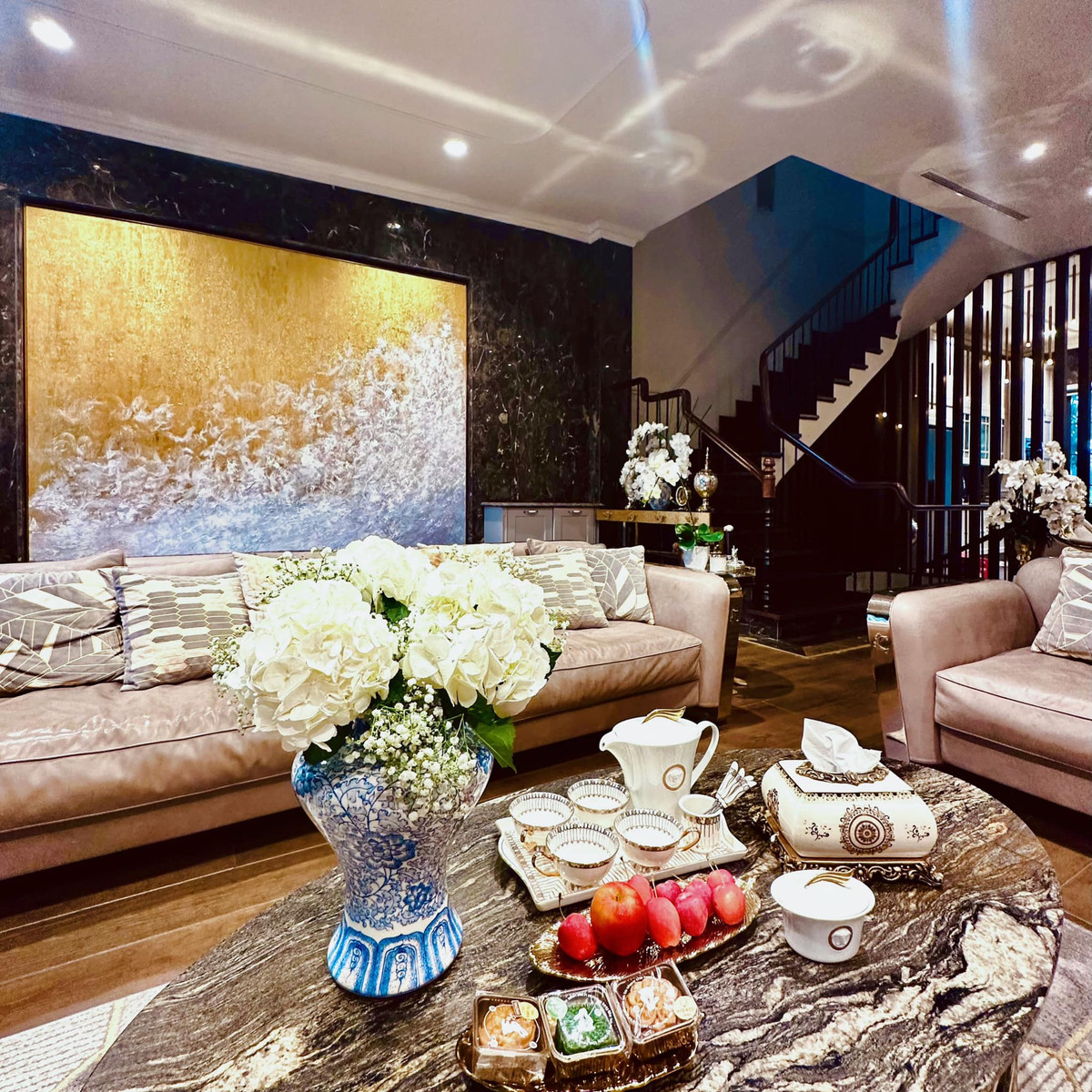 Người đẹp còn chuẩn bị bánh kẹo trung thu theo phong tục trên bàn uống trà.