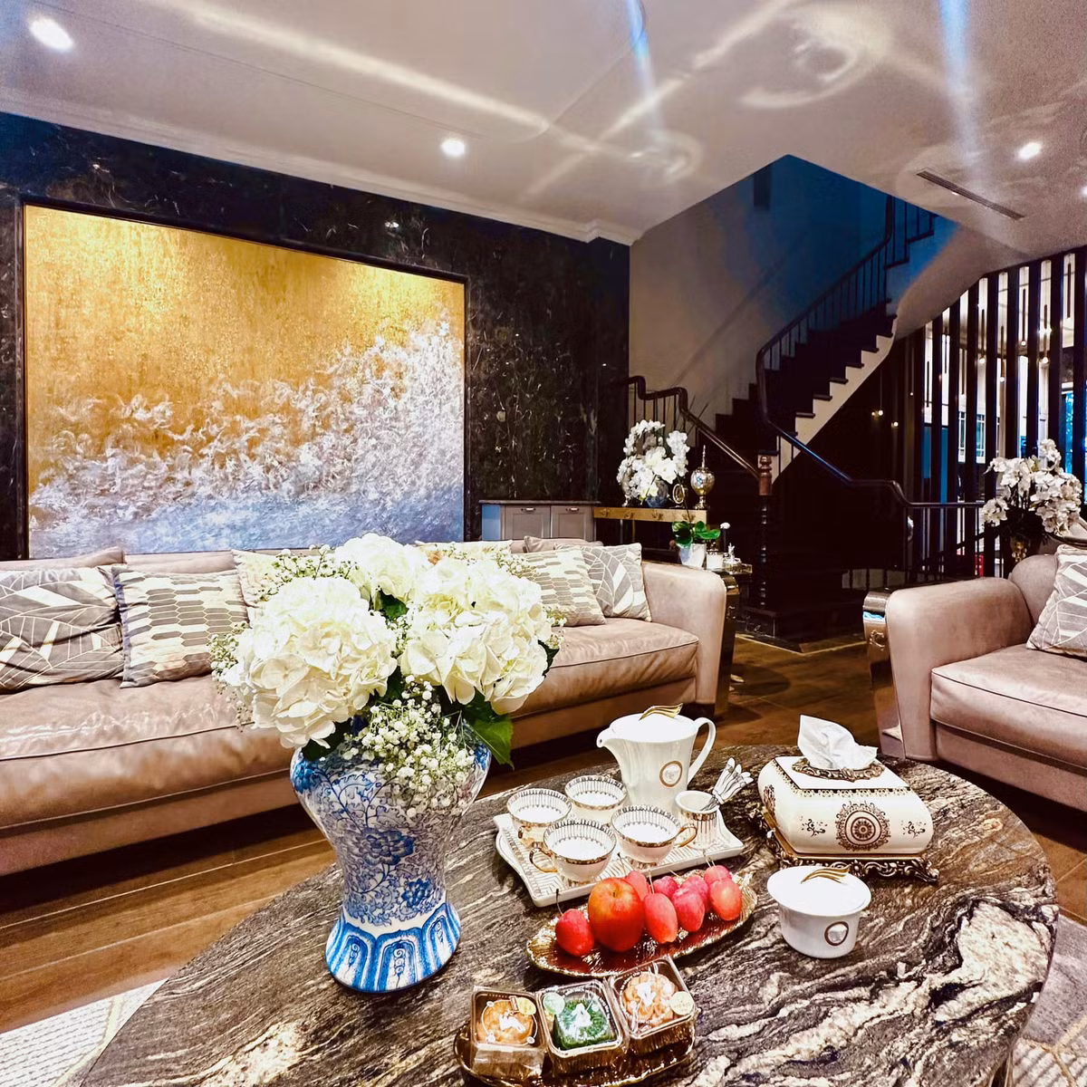 Người đẹp còn chuẩn bị bánh kẹo trung thu theo phong tục trên bàn uống trà.