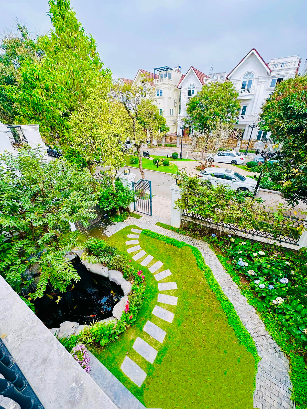 Ngôi nhà có diện tích 450 m2 sàn và 150 m2 sân vườn.