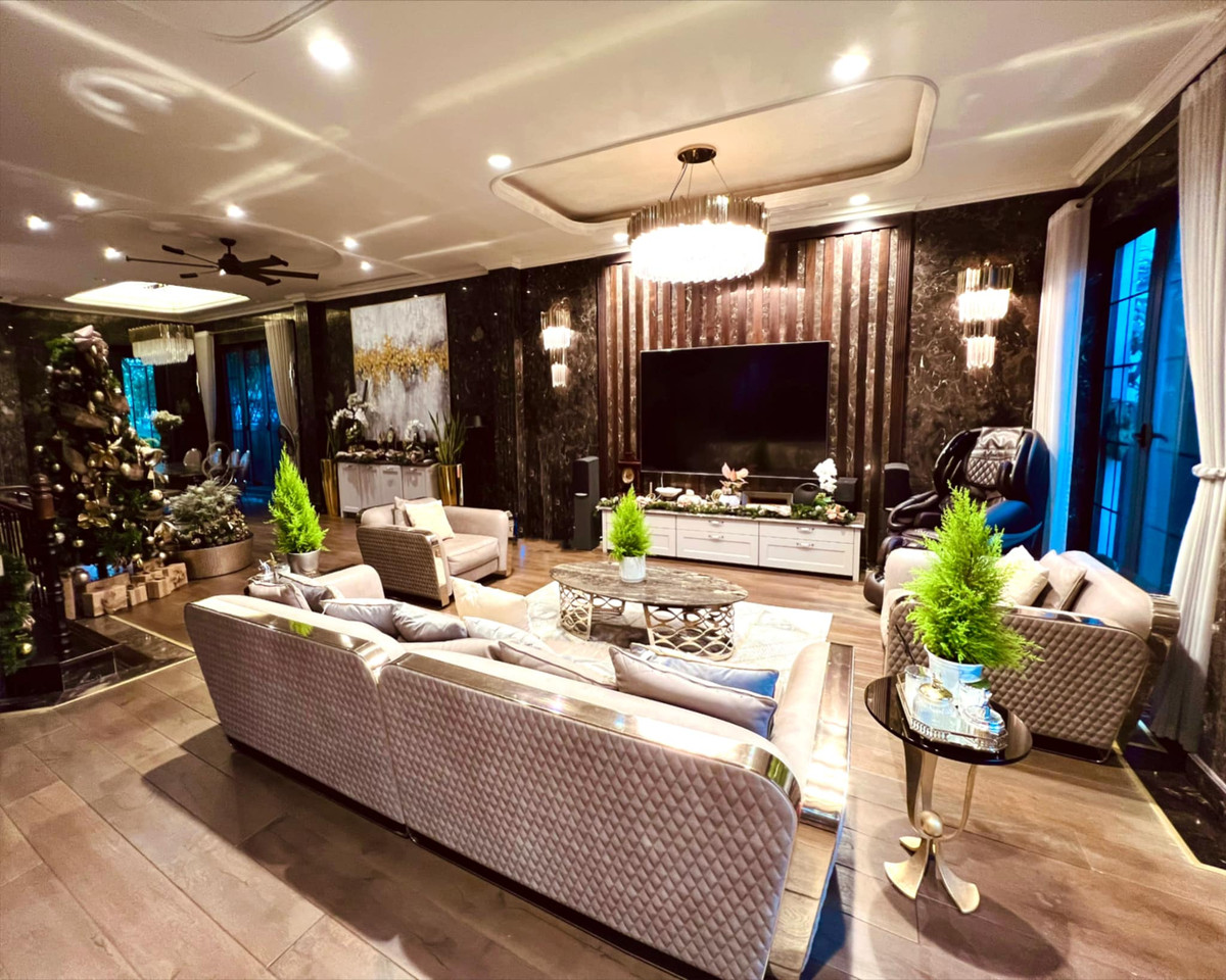 Giữa phòng khách là đèn chùm lớn, đậm chất châu Âu.