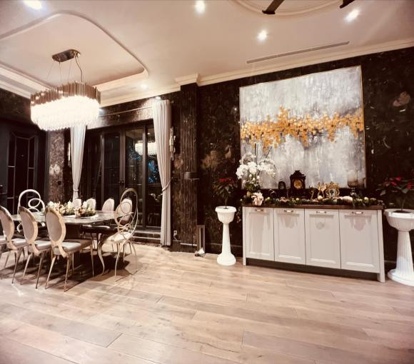 Lã Thanh Huyền thích thú chia sẻ một chút thu dịu dàng trên bàn ăn.