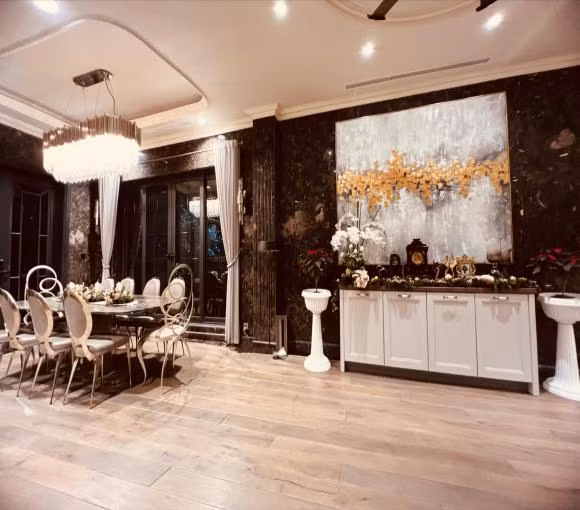 Lã Thanh Huyền thích thú chia sẻ một chút thu dịu dàng trên bàn ăn.