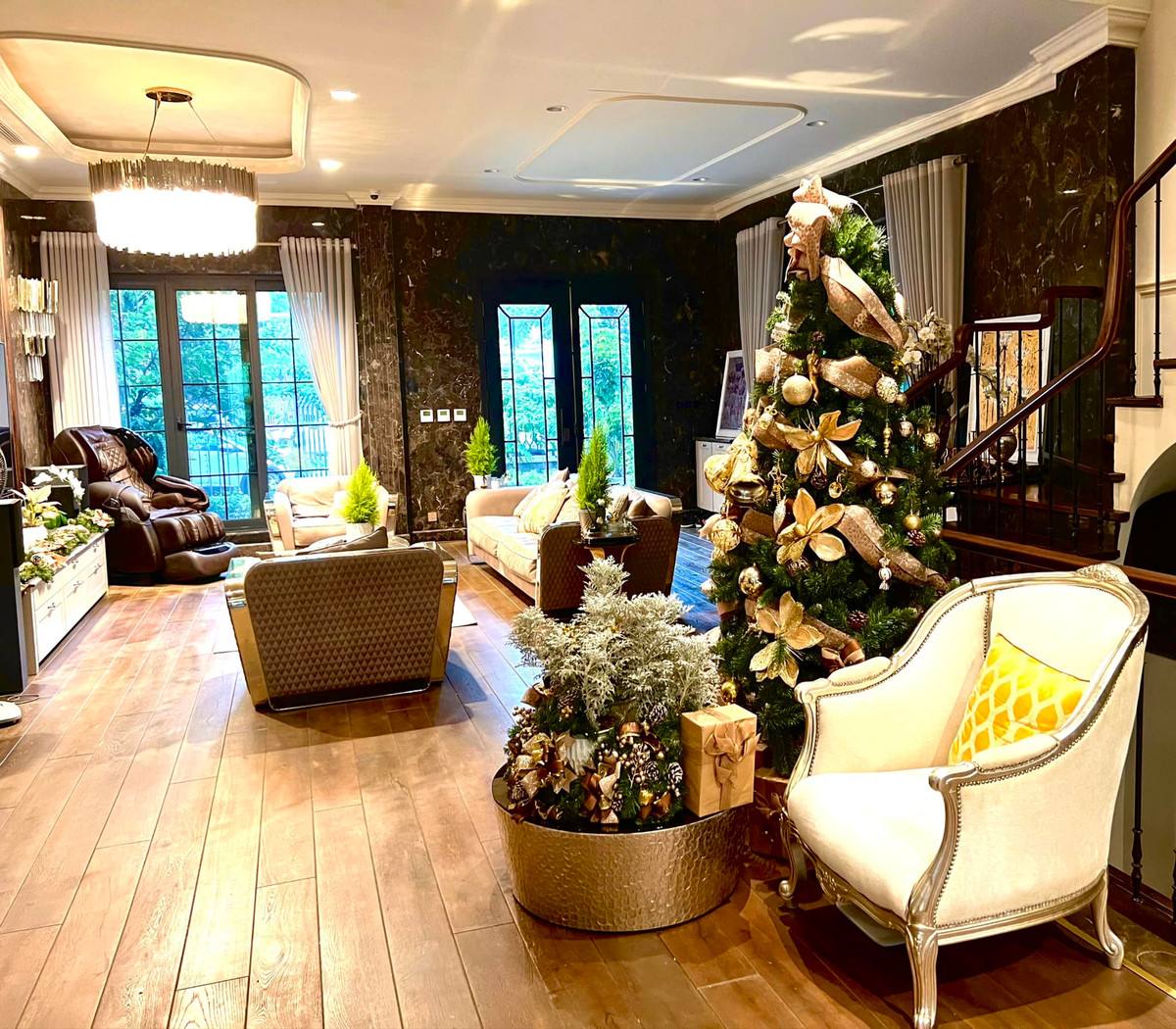 Nội thất đều là hàng nhập khẩu đắt tiền. Nguồn ảnh: FBNV