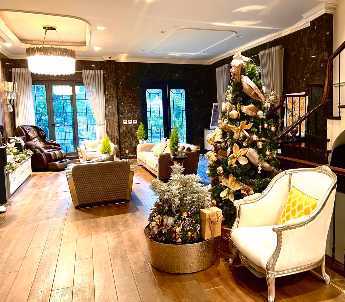 Nội thất đều là hàng nhập khẩu đắt tiền. Nguồn ảnh: FBNV