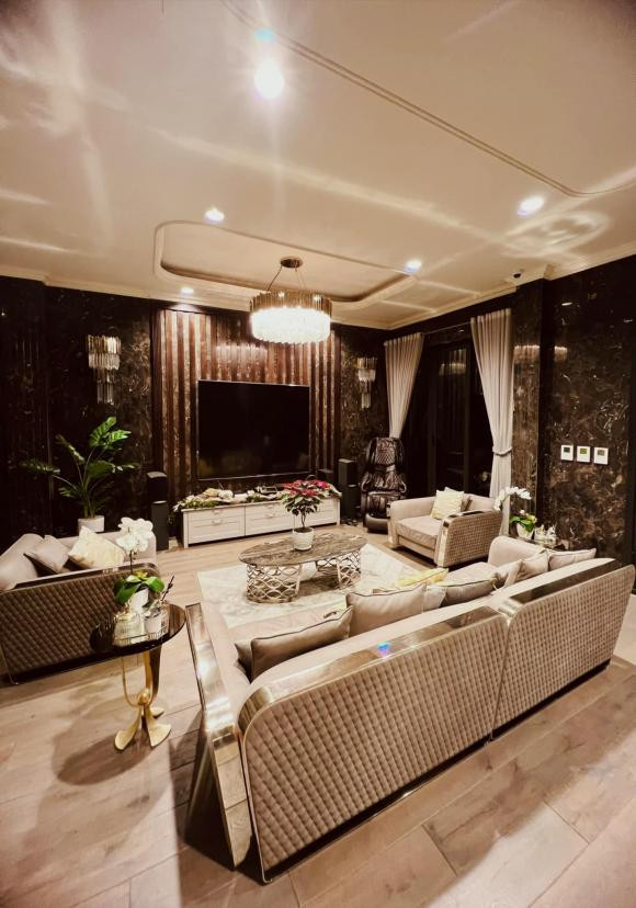 Biệt thự của Lã Thanh Huyền ven sông có sân vườn rộng rãi, thoáng mát bao quanh.